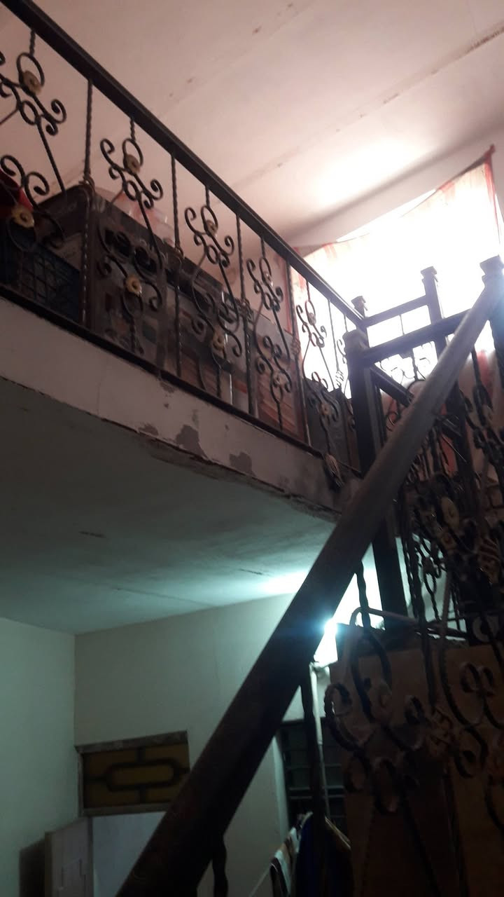 بيت للبيع مساحته 120م طابقين سيراميك الطابق الأول يضم استقبال وهول وغرفة نوم بالإضافة للمطبخ والحمام والصحيات والطابق الثاني غرفتين وهول وحمام بناء 2014
ملاحظة :البيت بدگوني الواجهة الموقع الماجدية قرب تسواهن 
الهاتف ***********
