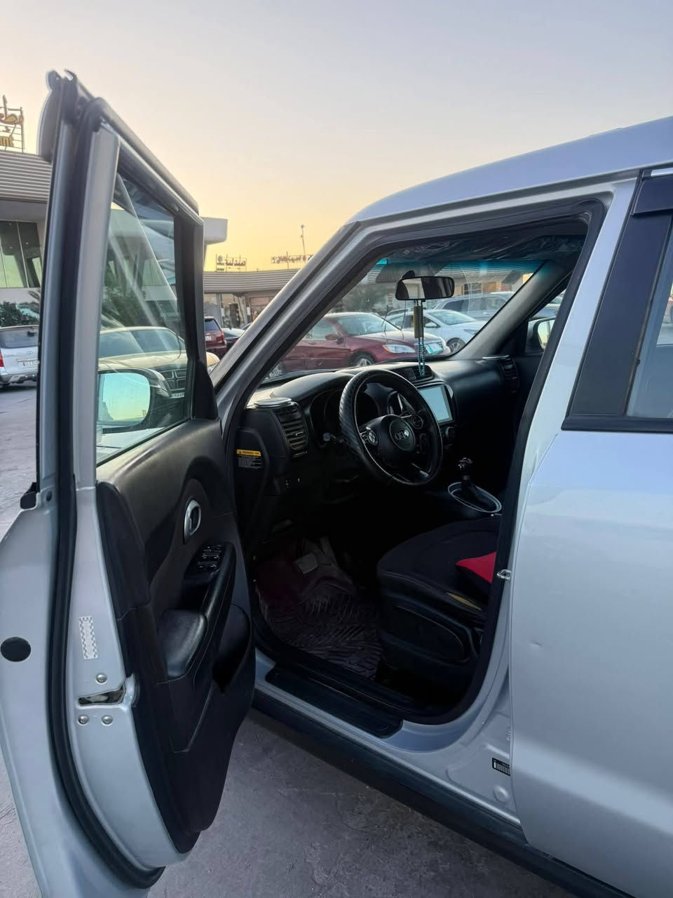 سلام عليكم

کیا سول 2015  لون  رصاصي  رقم واسط. محرك 1.600 GDI گير ومحرك وتبريد فول ومكفولات   سياره بأسمي شرط التحويل  ثاني يوم  حادثه قبق الجنطه مبدل نفس الون فقط السعر 115 وبيها مجال             العنوان.  بابل الشوملي. للأستفسار  ***********
