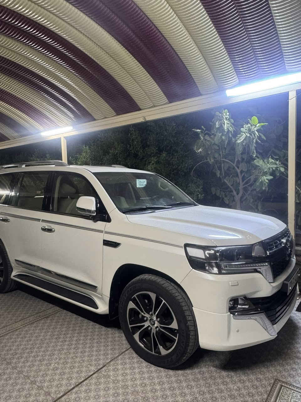 السلام عليكم للبيع لاندكروز 2021 ساز بحالة الوكالة كفالة عامة ماشية 25000الف فقط المكان ديالئ بعقوبة ***********
