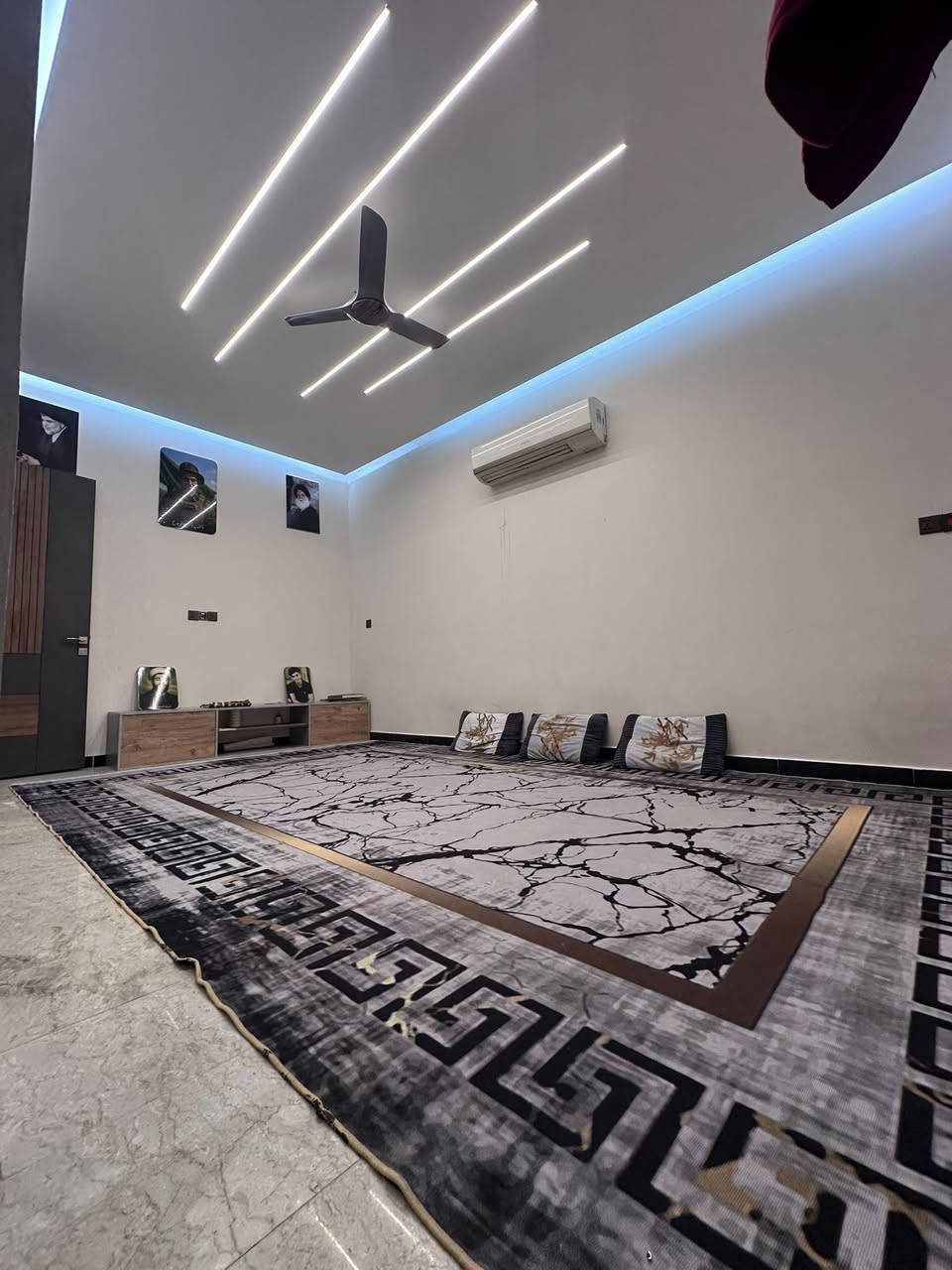 دار للبيع منطقة  حي الكوفه زراعي بصف الطابو مقابل دائره الماء المساحه 137متر نزال 20 واجهه 7  
طابق ونص  يحتوي على 2 غرف نوم واستقبال وصالة ومطبخ مفتوح علصالة  بيت جاهز وشغله درجه أولى 
للاستفسار. ***********
