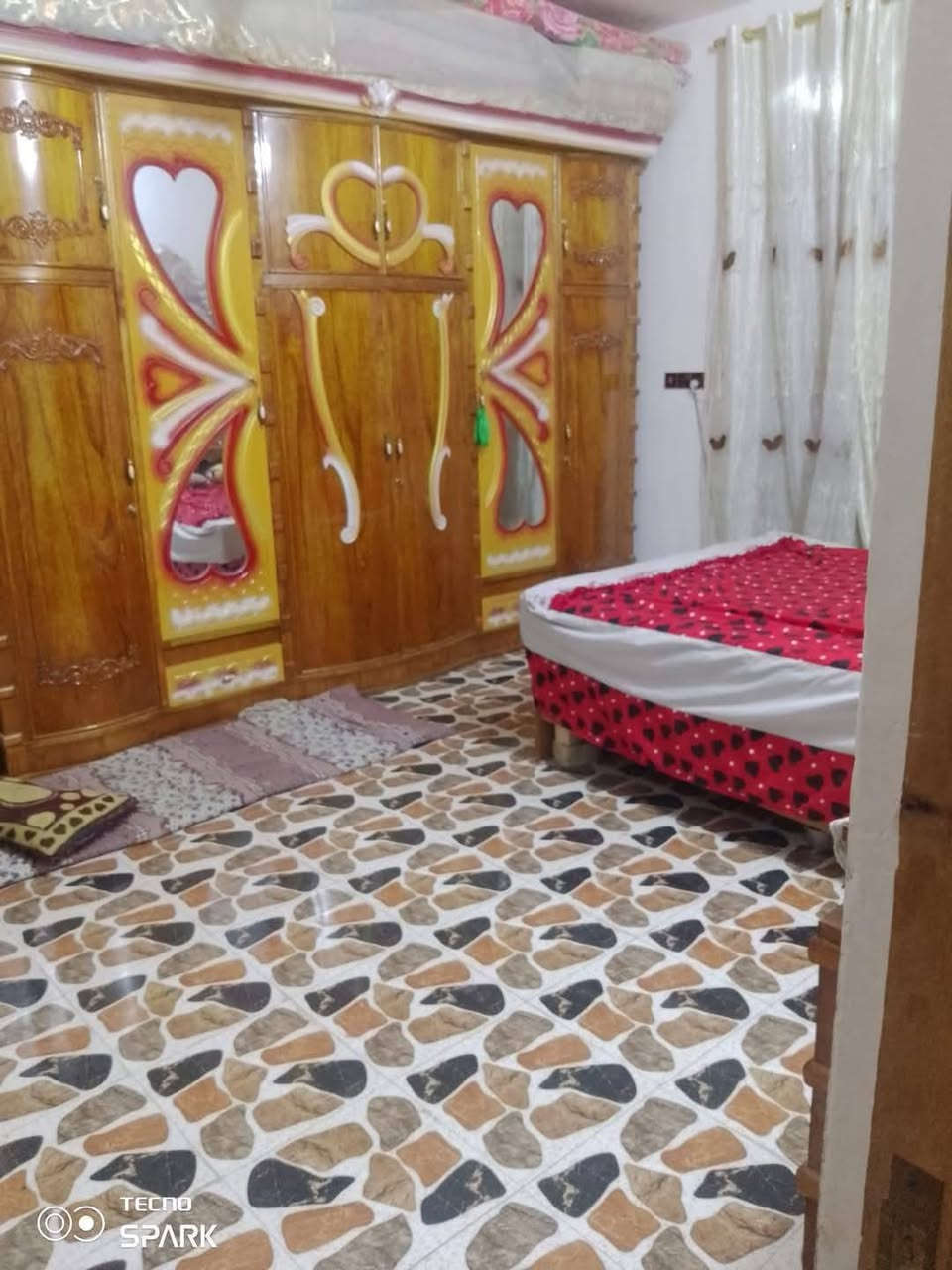 سلام عليكم بيت زراعي حي الاسرى بشارع الحسينيه ام الحسن مساحه 150متر يحتوي على غرفتين نوم وصاله مطبخ وستقبال وطرمه جبيره صحيات مجاري ومي وكهرباء ومولد بلباب انترنيت ضوئي كامل الخدمات سعر 65وبي مجال  الاستفسار عل رقم او الخاص مفتوح ***********
