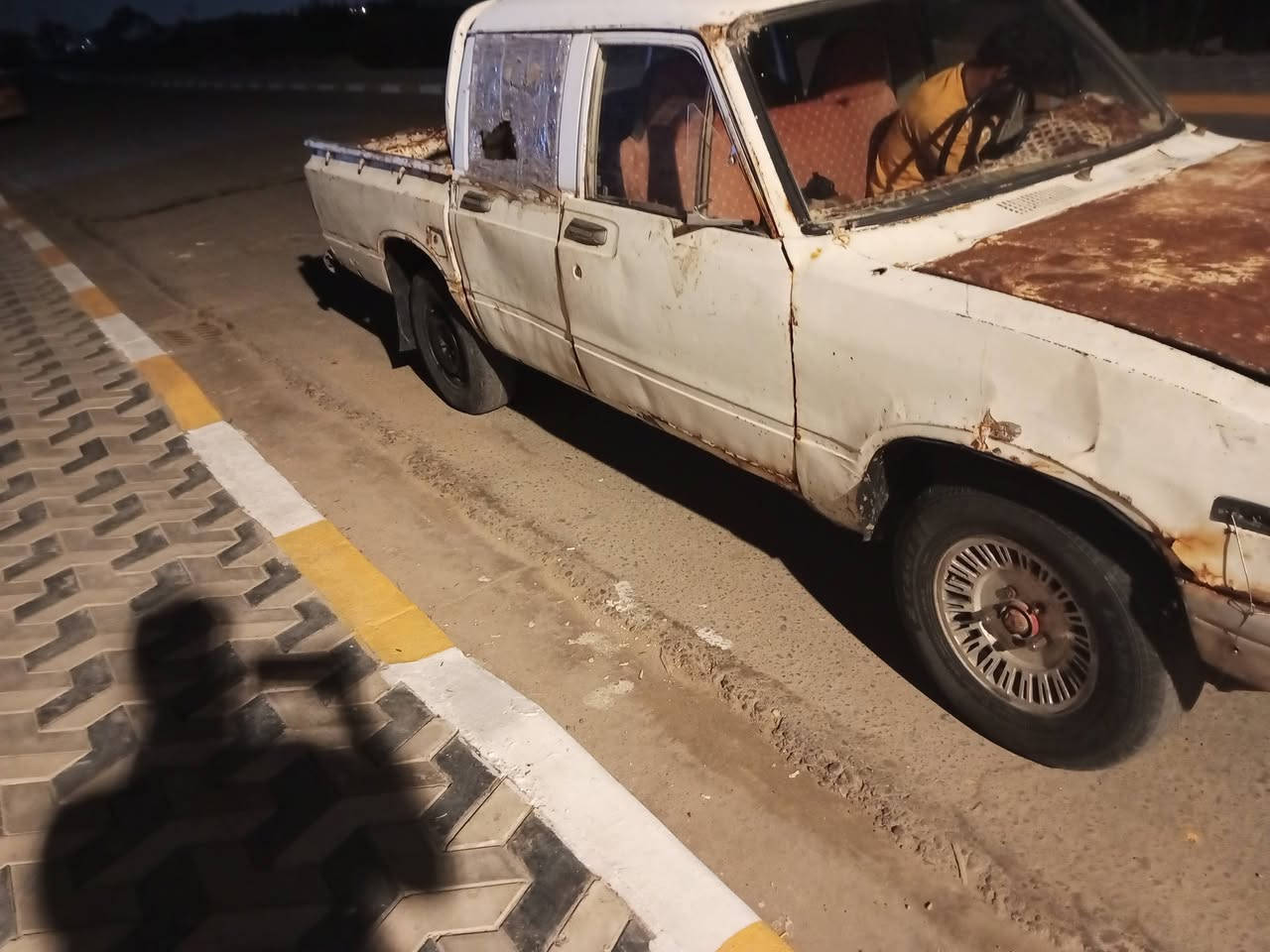 السلام عليكم 
بيكم تيوته موديل 1983 
رقم ميسان 
السنويه ساقطه 
محرك كير كفاله 
كفاله من الكلبه 
والجفيه 
السعر 14 وبيها مجال 
رقم الهاتف /***********
