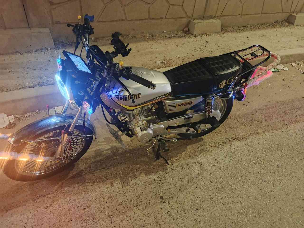 السلام عليكم من رخصه الادمن تايكر موديل خمسة وعشرين الدراجه جديدة بشهر الثالث الدراجه نضيفه كفاله عامه لتكلي شبيهه السعر ٨٠٠وبيهه مجال قليل حك الجيه مكاني جزيرة بغداد السياحية ***********
