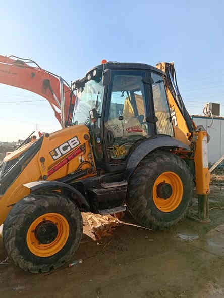 السلام عليكم مكينه جي سي بي للبيع جديده رقم شمالي موديل 2011 سنويه باسمنا ثاني يوم مداور ماكينه كلش جديده داخل مالتها سبلت العنوان ديوانيه وهذا رقم الهاتف***********
