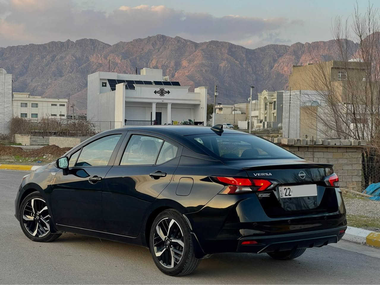 🚗 نیسان ڤێرسا 2023 (Nissan Versa SR)

• مۆدێل: 2023
• جۆری ئۆتۆمبێل: SR (فول مواسەفات)
• ڕەنگ: ڕەشی مەلەکی
• ڕۆیشتوو: 22,000 مایل

• بۆیاخ: تەنها نیو بۆنیتی بۆیاخە و ناوەوەی نەگرتووە.
• ئێرەباگ: ئێرەباگی سوکان و شانی سەکەنی تەقیوە.
• ئۆتۆمبێلەکە زۆر پاکە و وەک نوێ وایە، هیچ مەسرەفێکی تێدا نییە.
مواسەفاتەکان (SR):
• ویل کڕۆمی گەورەی سپۆرت.
• ناوەوەی سوور و ڕەش (تایبەت بە مۆدێلی SR).
• شاشە گەورە، کامێرا، Apple CarPlay و Android Auto.
• ڕاداری پێش و دوا و ڕاداری خاڵی کوێر (Blind Spot).
• بەسمە و کوشن گەرمکەرەوە. ئاوێنە هیتەر 
•مۆبایل شەحن قەپات موسفاتی ڤێرسا 
• گێڕ و مەکینە و تەقە و ڕەقە بەشەرت.

*********** رانية, السليمانية
