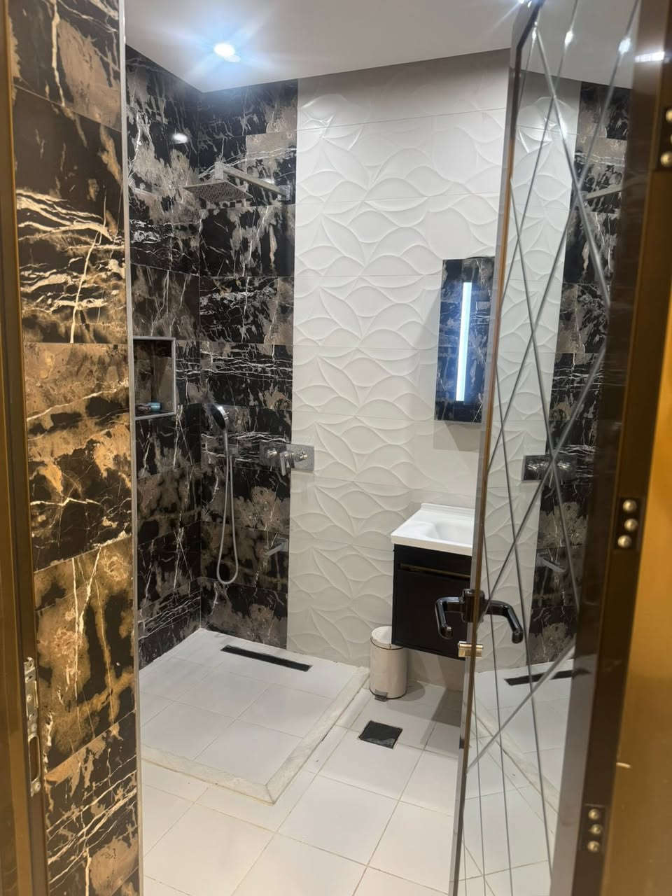 السلام عليكم دار للبيع بسعر مناسب جدا 
 االموقع مميز جدا حي الجهاد الاطباء مجاور اسواق القلعة 
 المساحه 80 متر  واجهه 4 نزال 20 
السعر 410 مليون قابل للتفاوض 
 للاسفسار 
***********
