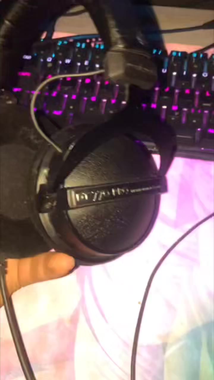 كامله وي كارتون حطولنه سعر وبعافيه تفاصيل فديو  Dt 770pro


**إذا كنت صاحب هذا الإعلان وتريد حذفه لأي سبب، رجاءا أرسل رسالة إلى الدعم الفني**