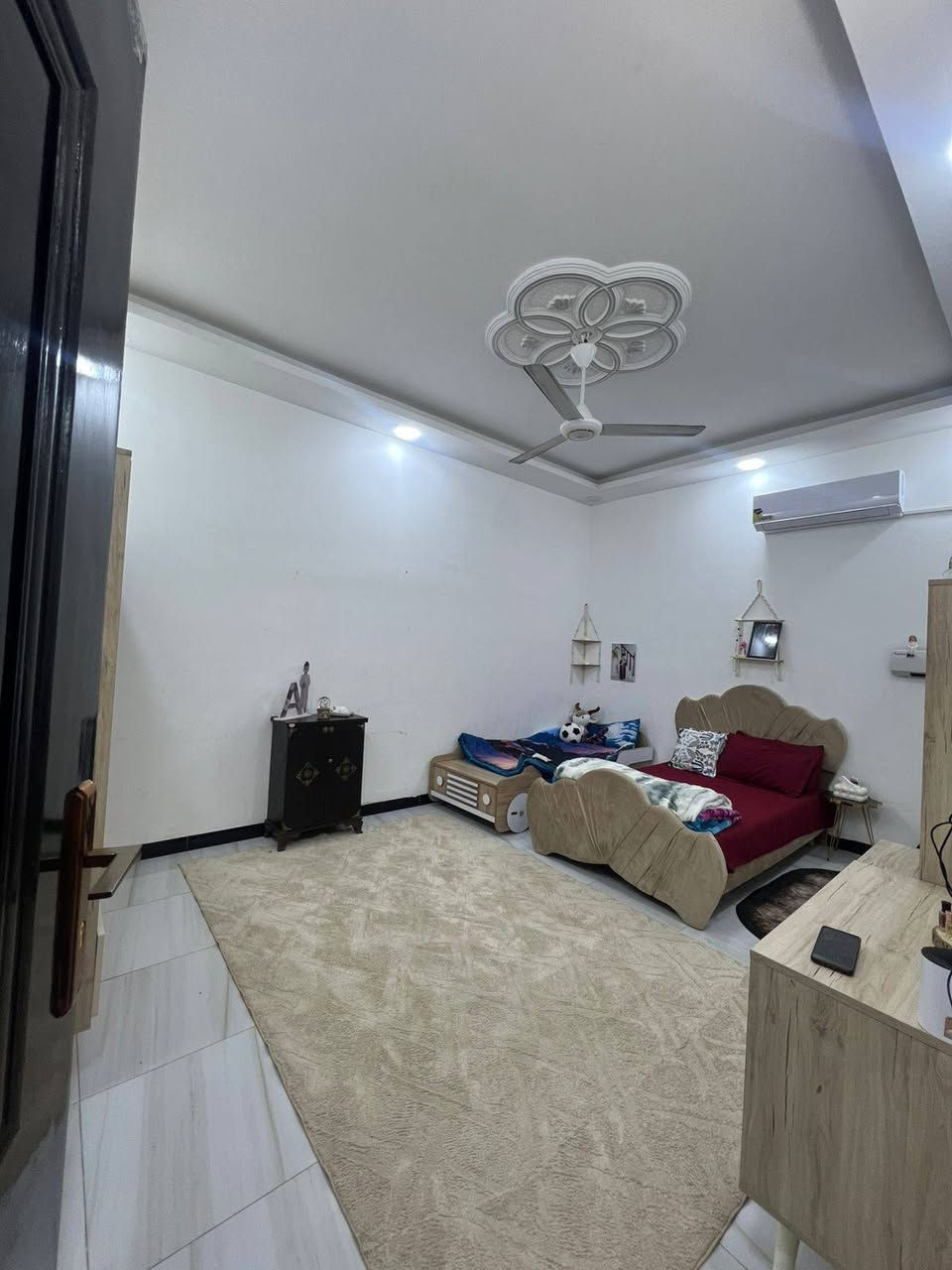 السلام عليكم ورحمه الله وبركاته 
بيت ٢٣٠متر طابو زراعي سند٢٥ تحويل مباشر بأسم المشتري 
البيت ماشاء الله يعجز عن الوصف
جديد وبناء سنة ٢٠٢٥
يتكون من ٤ غرف
غرفتين سويت ٦*٤
استقبال ٨*٤ونص 
هول ١٠متر
مطبخ حار وبارد
الموقع الشارع الرابط بين بزل حجي علي وشارع 100.

للستفسار الاتصال على الرقم ***********
***********
