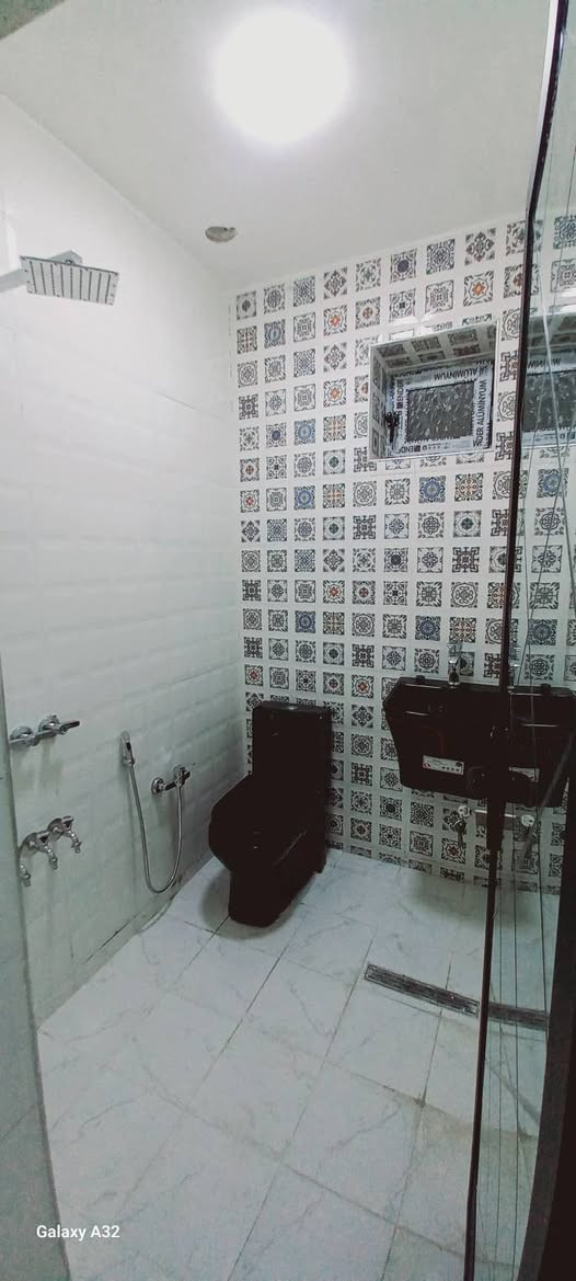 ياالله 
من رخصة الادمن دار للبيع المساحة 102 متر
 واجهة 5.5 نزال 18.5 
الزعفرانية كاع بيت بنية النموذجية فرع 38 على اليمين الشارع العريض 12 متر ارصفة 2متر 
سند 25 طابو زراعي تحويل مباشر من بيت بنية 

الدار طابقين كامل من كلشي الطابق الأول يحتوي على طرمة حمام خارجي استقبال صالة مع مطبخ نظام تركي حمام داخلي مشترك منور غرفة نوم مدخل إلى الصالة الطابق الثاني غرف عدد 2 صالة كبيرة حولي الدرج حمام مشترك وبيتونة وبلكونة البيت كامل للسطح شتايكر 

بناء حديث درجة أولى 
نظام انترنيت بورد 
نظام كاميرات بورد دفن 
نظام كهرباء سيركتات كل طابق مفصول عن الثاني 
شبابيك تفصال ألمنيوم تركي ثقيل 
ابواب خشب صاج ثقيل جدا 
ابواب خارجية حديد تفصال ثقيل نظام قاصة عراقي 
ابواب الحمامات ألمنيوم مرايا مبطن 
نظام سبالت دفن  لكل الدار 
ماطور ماء شمجي الأصلي 3\4 
سخان اماراتي 200 !لتر دبل هيتر 
تانكي ماء عدد 2 ابو الف لتر 
أرضية بورسلين هندي جدران أيضا 
الدرج مرمر طبيعي 
محجر ألمنيوم الطابقين 
مغاسل تعليك سيتات 
ساحبات الحمامات نظام دفن صاروخي 

السعر 🟩 130🟩 مليون  

الشراي يتصل على رقم صاحب الدار  
***********
