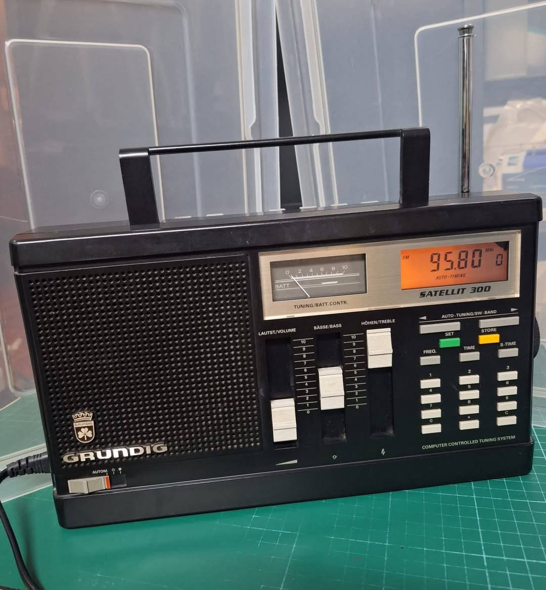 عمالقة من الزمن الجميل ظهرا في نفس السنة ١٩٨٣
1983 Grundig(اليمين) 
Made in Portugal
This Grundig Satellit 300 is first truly Compact Radio
Digital Frequency Display

SABA Villingen( اليسار)    TRANSWORLD 9 Band
 FM.LW.MW.SW1.SW2.SW3.SW4.SW5.SW6
With Redout Screen For Frequencies
Made in Germany 1983.


**إذا كنت صاحب هذا الإعلان وتريد حذفه لأي سبب، رجاءا أرسل رسالة إلى الدعم الفني**