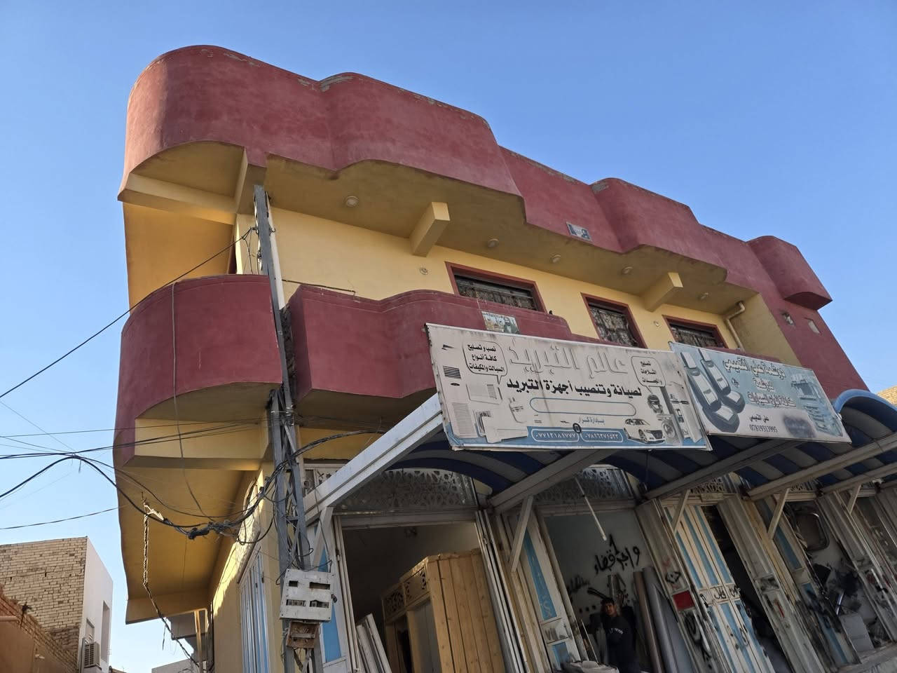 شقة للايجار ع شارع المحيط من جهة مدرسة النبراس للاستفسار الاتصال ع الرقم *********** او ترك رسالة ع ماسنجر .
تتكون الشقة من غرفتين ومطبخ وصالة وصحيات وسطح.
مساحة الشقة ١١٠ متر.
