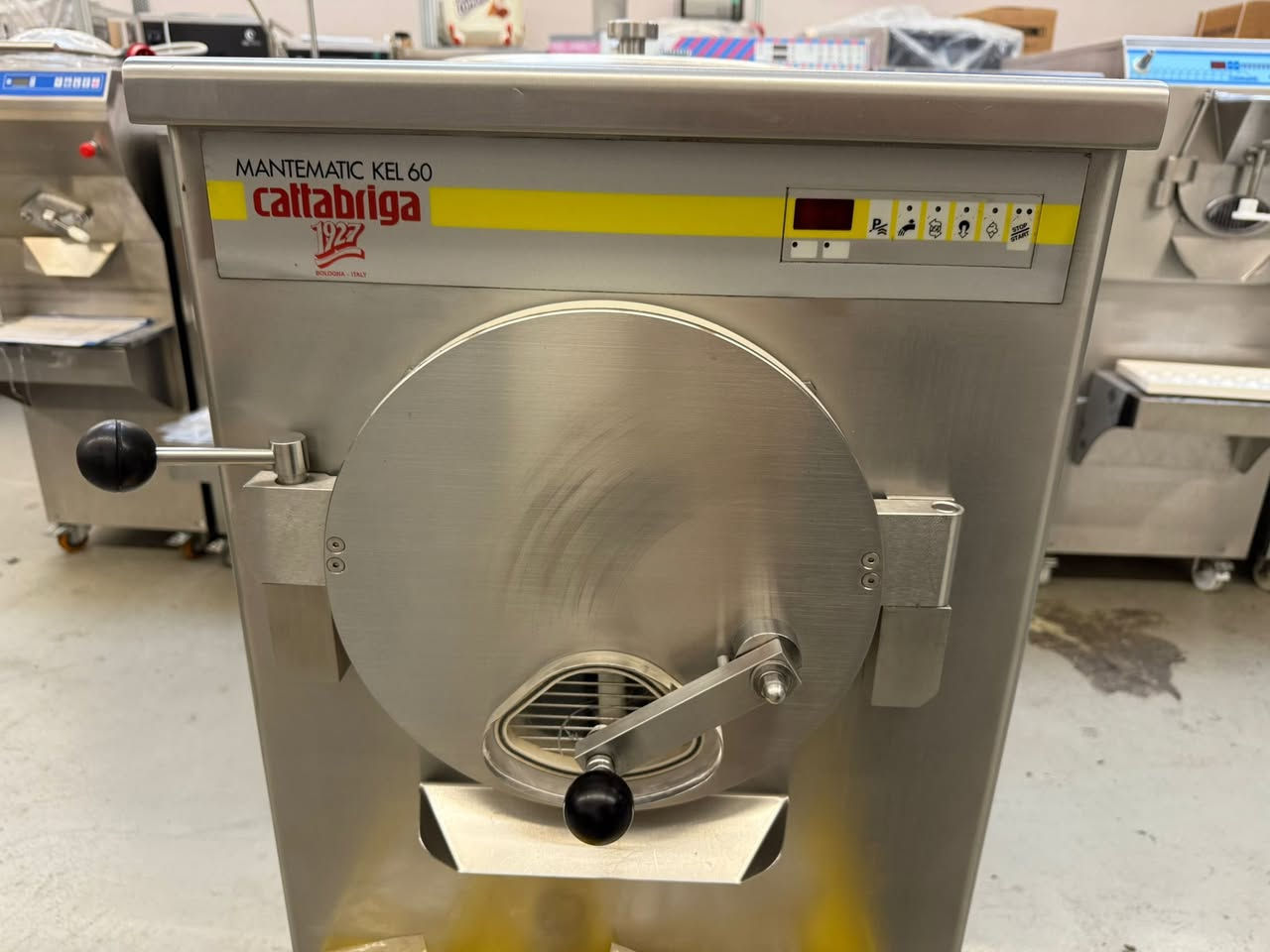 بسم الله الرحمن الرحيم
#معرض #الايطالي
إنتاجيه Ds مع بستره كتبريكا ايطالي 🇮🇹🇮🇹
نفس الماركه 
 إنتاجيه Ds حجم 60      8 لتر  
مستخدم خارج العراق 
كلشي بيهن بلادي على وضع الشركة 
موديل حديث لمس 
متوفر مع المكائن مواد احتياطيه 
بستره          125 لتر 
حار بارد 
كمبريسر دورين طرحي 
نضيف جدآ 
كله جاهز وشغال 100‎%‎
تبريد ماء 
3 فيز 

السعر والتفاصيل مراسله الصفحه 
اؤ الأتصال هـ.     *********** 
العنوان بصره 
#سيدحسين
