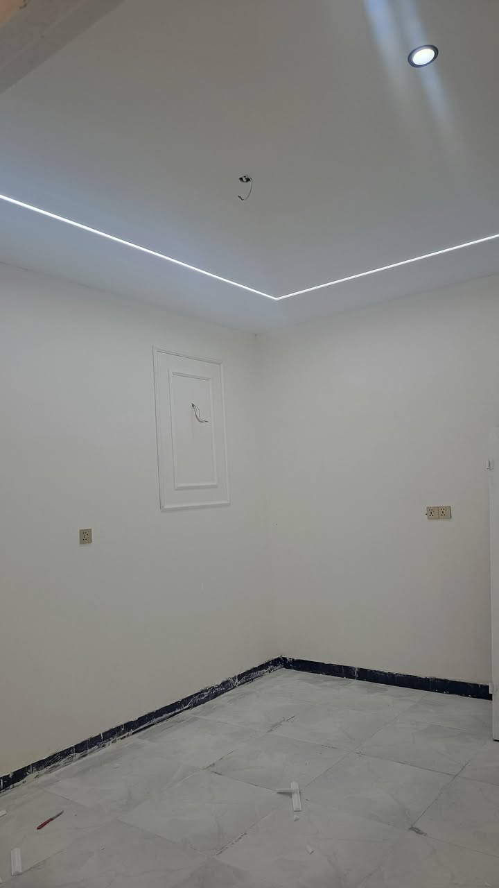 سلام عليكم 65 متر للبيع اساس طابوك بناء بلوك سقف صب كونكريت يحتوي على غرفه او صاله وستقبال ارضيه بورسلين سقوف جبس  اناره كامله  شارع المطار جديد بشارع علكم بشارع حاتم الخير بل فرع شويه لكدام سعر 29 او بي مجال  ***********
