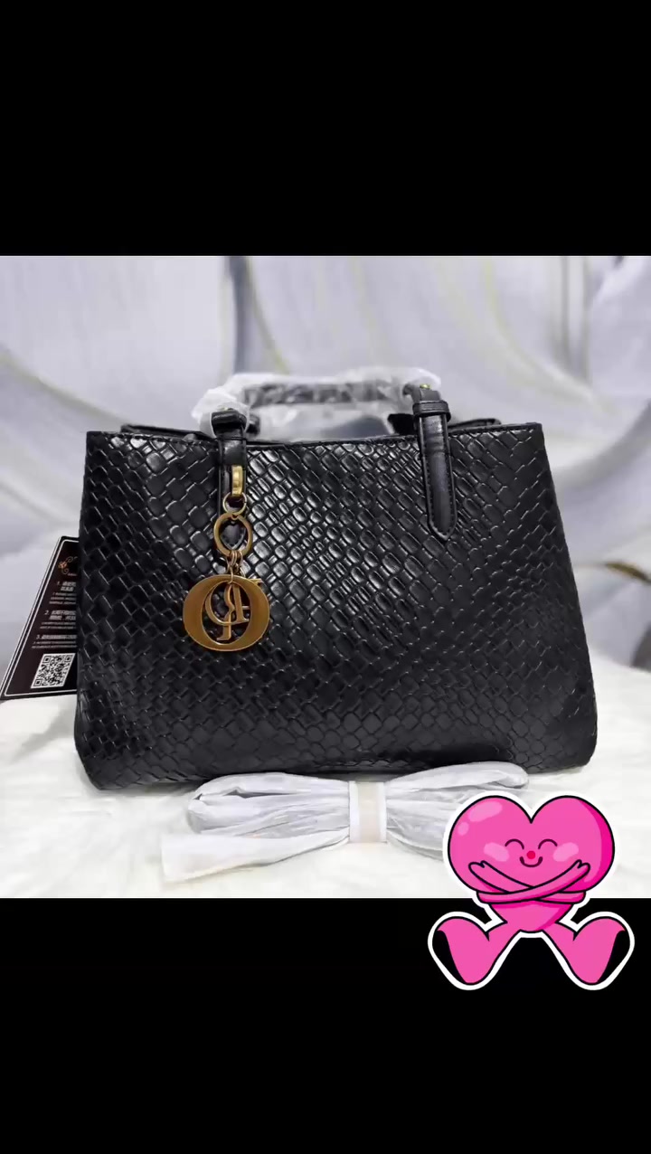 حقيبه ديور الاصلي الحجم الكبير😍
السعر مفاجأة والله 😊
 #حقائب_نسائيه_ماركات_عالميه_باحجام_مختلفه إشارة إلى الأصدقاء 󱢏 Love Bags


**إذا كنت صاحب هذا الإعلان وتريد حذفه لأي سبب، رجاءا أرسل رسالة إلى الدعم الفني**