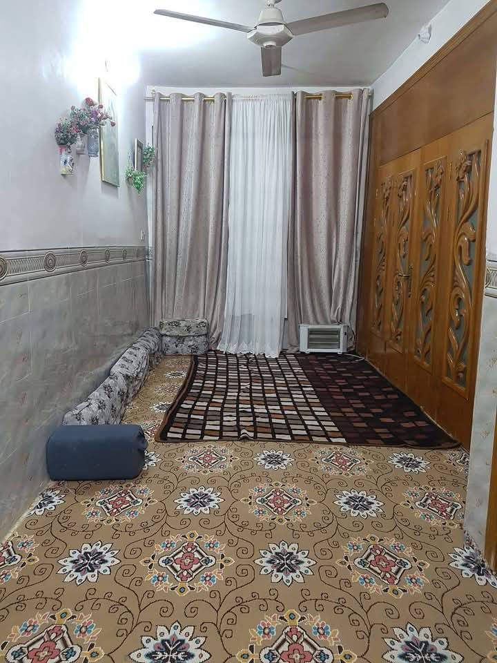 السلام عليكم بيت للبيع في كربلاء المقدسة مساحه البيت 100مربع وجهت البيت 10اب 10قرار محكمه سند 25
البيت طابقين طابق ال اول صاله ستقبال غرفه مطبخ صحيات دخليه و خارجيه منور طارمه  طابق ال ثاني ثلاث غرف معا صاله وياهن صحيات صبابه كون كريت بي نت ضوي موالده ذهبي قريب عليك سوك مدرس قريب عل امام 
خط مال ولايه عليه طريق مشايه رقم هاتف ***********سعر تصال وتدلل
