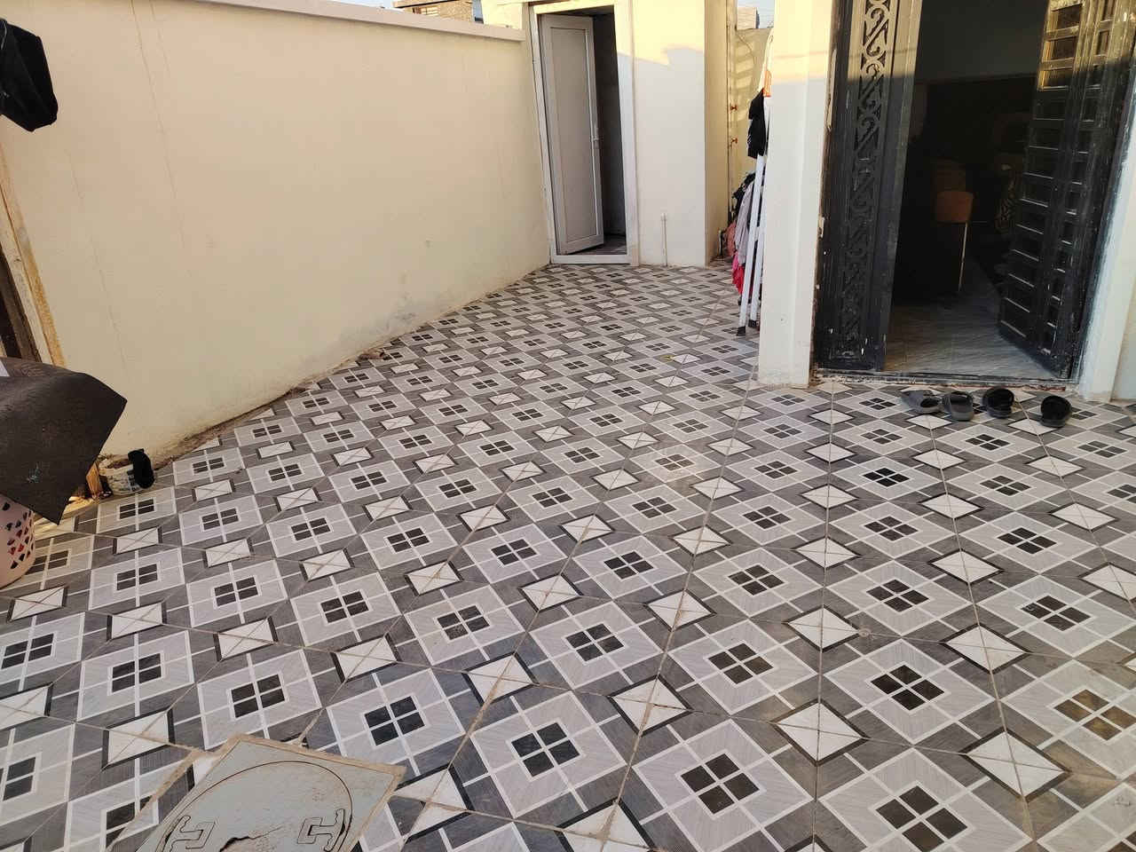 يالله سلام عليكم دار للبيع بغداد المدائن منطقه بانوراما قرب المدارس مساحه ٢٠٠ متر بناء حديث يتكون الدار من غرفتين نوم وصاله واستقبال ومطبخ وكراج سيارة صحيات داخلية زراعي خدمات كامله السعر ٩٠ وبي مجال للاستفسار الاتصال على الارقام *********** أو *********** وات ساب
