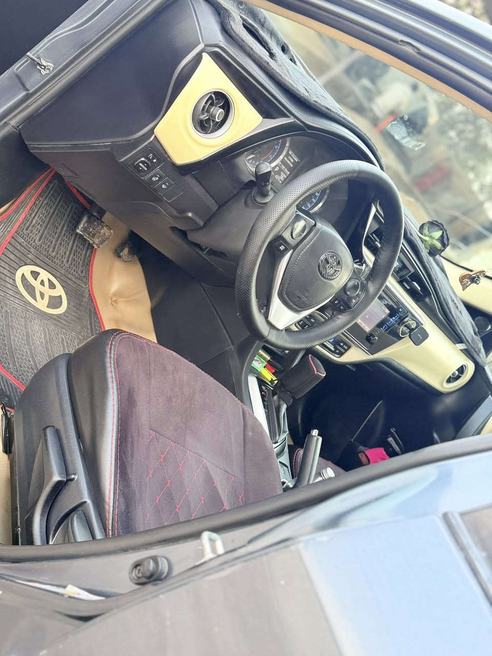 كورلا للبيع موديل 2017 بلاس السيارة سلايت تدفئة تبريد كشنات تدفئة تبريد هيتر استيرن ضرر 3 قطع بدون دواخل 
صدر جديد تايرات جديدة كهربائيات كلها شغالة 
تحويل ثاني يوم 
السعر 122 وبي مجال 
***********
