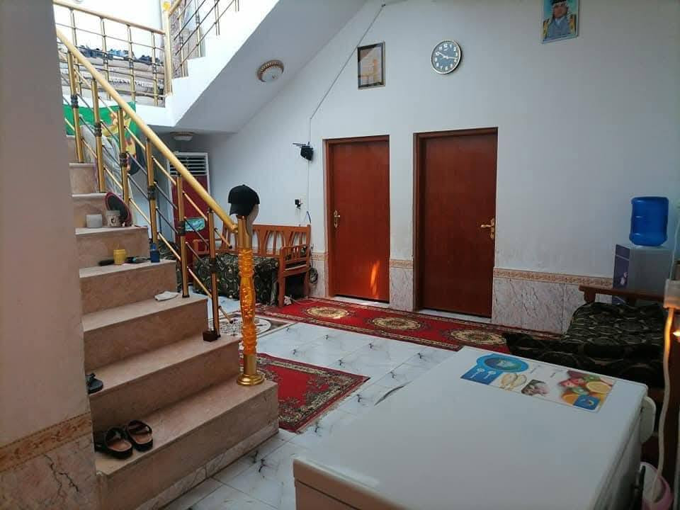 بيت طابو صرف عالشارع العام مال حي العسكري ٢٠٠ متر بناء حديث ((يصلح تجاري ايضا ))
يحتوي على ديوانية ١٢ متر وصاله كبيره وهول ومطبخ ٧ متر وغرفتين وصحيات ودرج وبيتونه وستاره البناء بلوك حجري ورباطات كونكريت عكاده السطح اشتايكر صار سنتين مبني كلش جديد على الشارع العام كله سيراميك ومرمر    للاستفسار ***********
