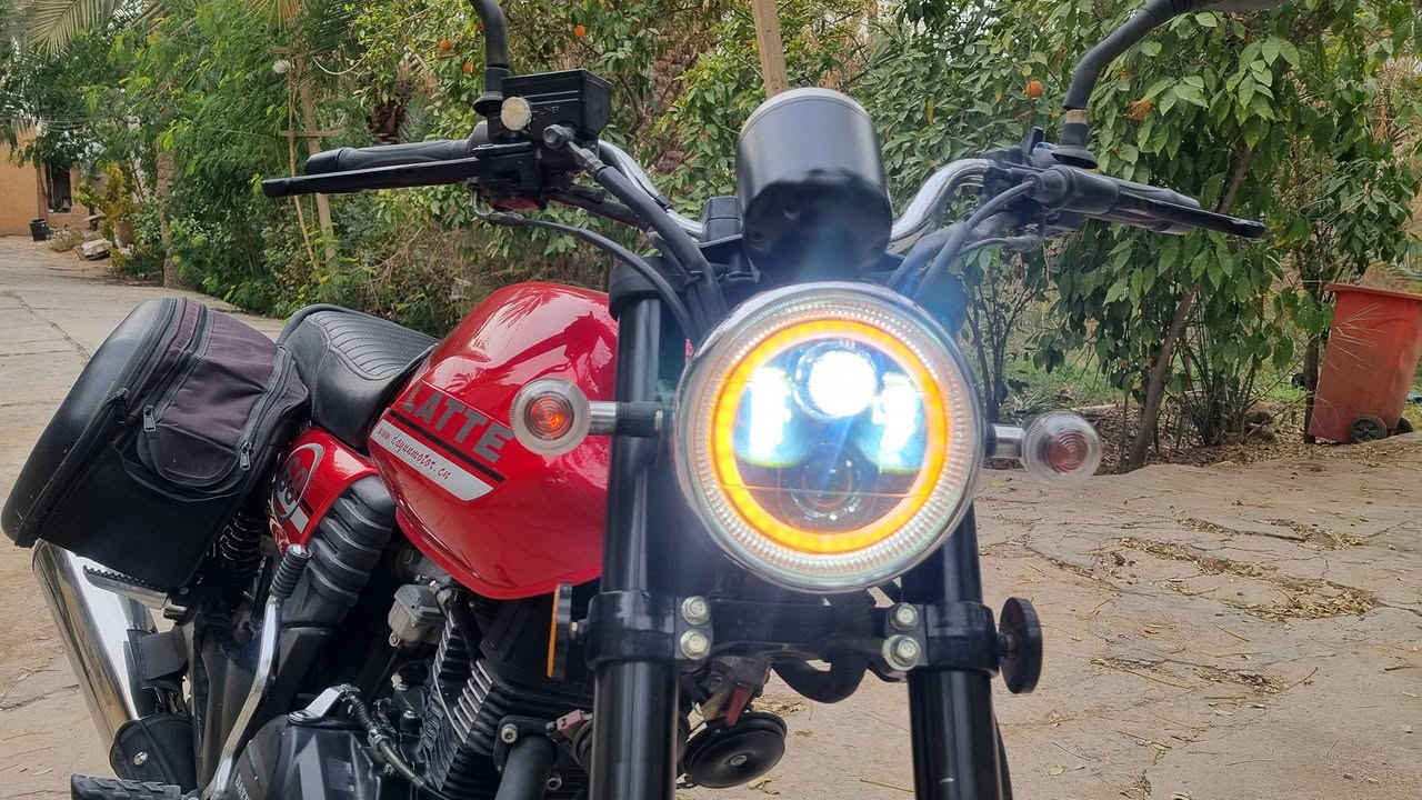 السلام عليكم،  دراجة دايون لايتي ١٥٠سي سي  مرقم بأسمي كربلاء تحويل ثاني يوم للبيع :
موديل ٢٠٢٠، طالعة من المعرض ٢٠٢٥ شهر الرابع.

مثل ما امبين بالصور و الفديوهات الدراجة نضيفة جدا تكدر تكول زيرو ماشية ٢٨٠٠.
سبب البيع محتاج فلوسها.
دراجة بيها تزويد:
١- مازده اماميه مال امزون اصليه.
٢- هورن سيدان زوج. 
٣- جنط قماش صفح كومون اصلي.
٤- جنطة تانكي.
+ هدية خوذة اصلية + سماعة خوذة انتركوم لكسن اصلي b4 fm صارن عليه الخوذة و السماعات ب١٦٠ الف وهذني هديه للشراي 
السعر المطلوب ٣٣٥٠٠٠٠

*********** للاتصال
