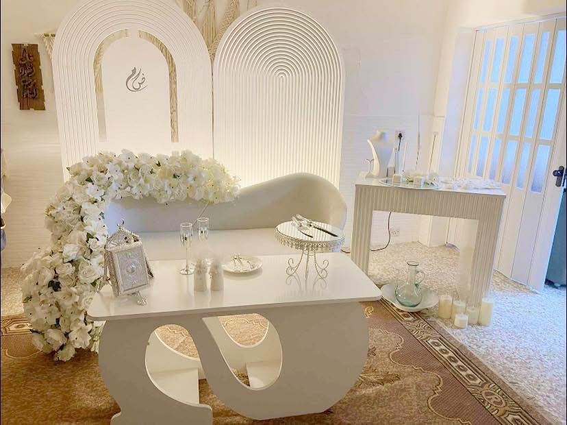 كوشة جديدة ونظيفة و راقية وتصير اكثر من تصميم
كاملة مع نواعمها 
ورد ثلاث اشكال
ستاند كيك
ستاند الذهب
والقند 
ومراية و بقية تفاصيل بالصور

كلفتني مليون ابيعها ب550 قفل وشراية على خاص

مكاني بغداد وماعندي توصيل


**إذا كنت صاحب هذا الإعلان وتريد حذفه لأي سبب، رجاءا أرسل رسالة إلى الدعم الفني**