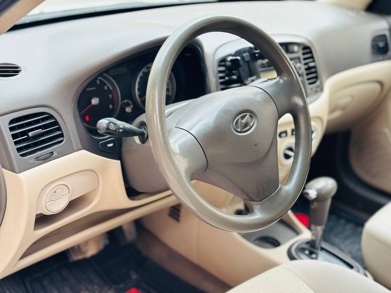 السلام عليكم
اكسنت 2011 خليجي 
محرك 1600 دوش كير اوتوماتك 
محرك كير تبريد كهربائيات شغاله صدرها حلو بيها بنيد صبغ بدون دواخل بدون شواصي بدون لغود رقمها بغداد  
السعر 97 وبيها مجال جدا بسيط 
***********
مكاني بغداد
