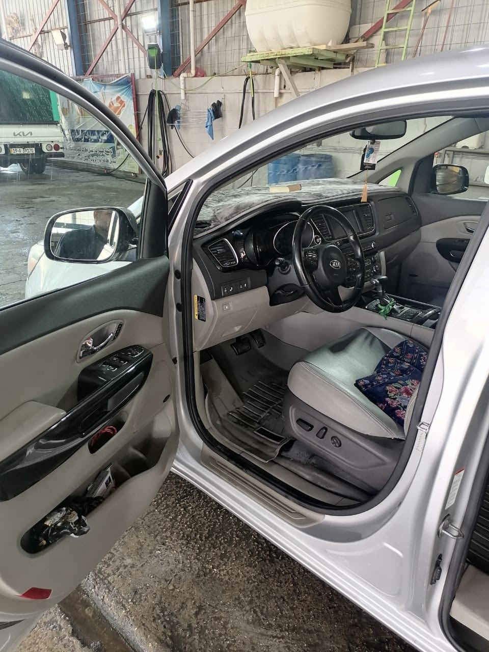 كيا سيدونه
موديل ٢٠١٧ SX 
فول مواصفات ما عد الفتحه 
السياره بصمه 
تحكمات استيرن
 اشاير بالمري أبواب بصمه 
رقم دهوك بسمي تحويل مباشر 
لون سلفر 
ماشيه ١٧٠ ميل  
محرك ٣٣٠٠ 
ضرر قطعتين  قبغ صندوق جاملغ خلفي 
كشن جلد 
بجم كبس
سياره جاهزه من كلشي 
مكان سياره كربلاء 
          السعر ١٧٥ بي مجال 
***********
