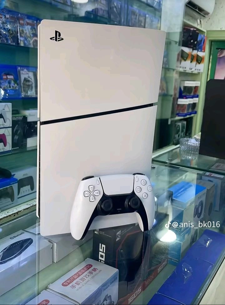 السلام عليكم بلي ستيشن 5سلم  جهاز نضيف و يدات ثنين اصلي قرص بيس2020  للاستفسار الرقم ***********
