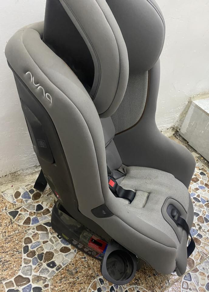 سلام عليكم كرسي للبيع جديد مامستخدم فقط متروك عليه تراب قيم بما يرضي الله واخذ ***********
