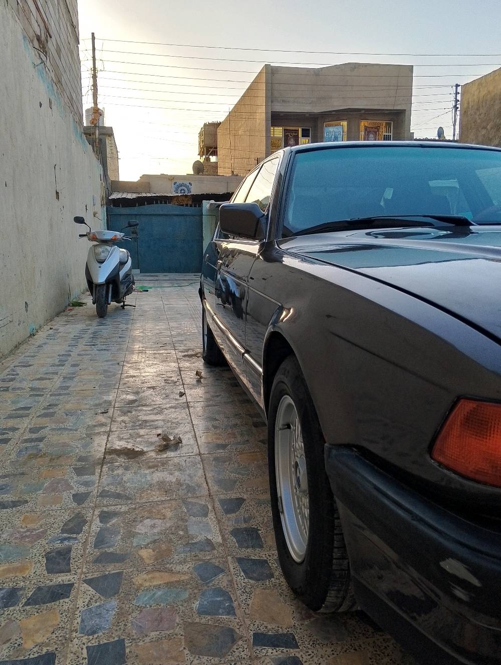 سيارة BMW موديل 730، بحالة جيدة. اللون بني ولديه إطارات معدنية بمظهر جذاب. الديكور الداخلي مريح ومصمم بأناقة.

السيارة مصانة وجاهزة للاستخدام اليومي. مناسبة لعشاق السيارات الكلاسيكية والموثوقة.