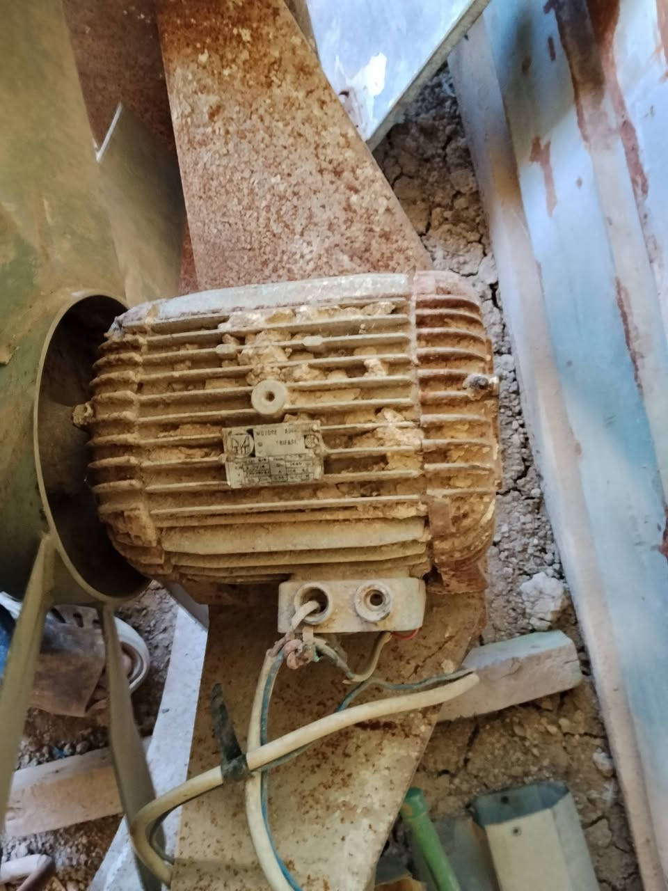 السلام عليكم ساحبة ثري فيز للبيع المكان بغداد ***********
