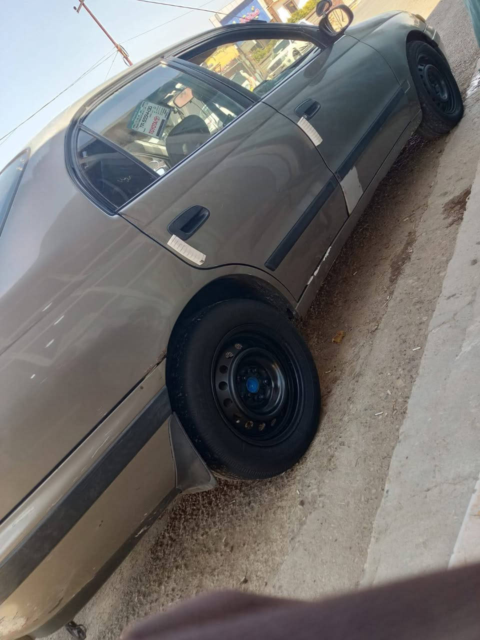 السلام عليكم للبيع كرونه موديل 94 كير  ومحرك شرط اليساره مكفوله من صبغ وضربه السعر 45 مكان السيارة الانبار الفلوجه رقم الهاتف ***********
