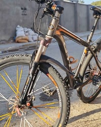 بايسكل حجم 26 حلو وخفيف وكل قطعة مطابقة مابي اي نقص السعر 170 وبي مجال...