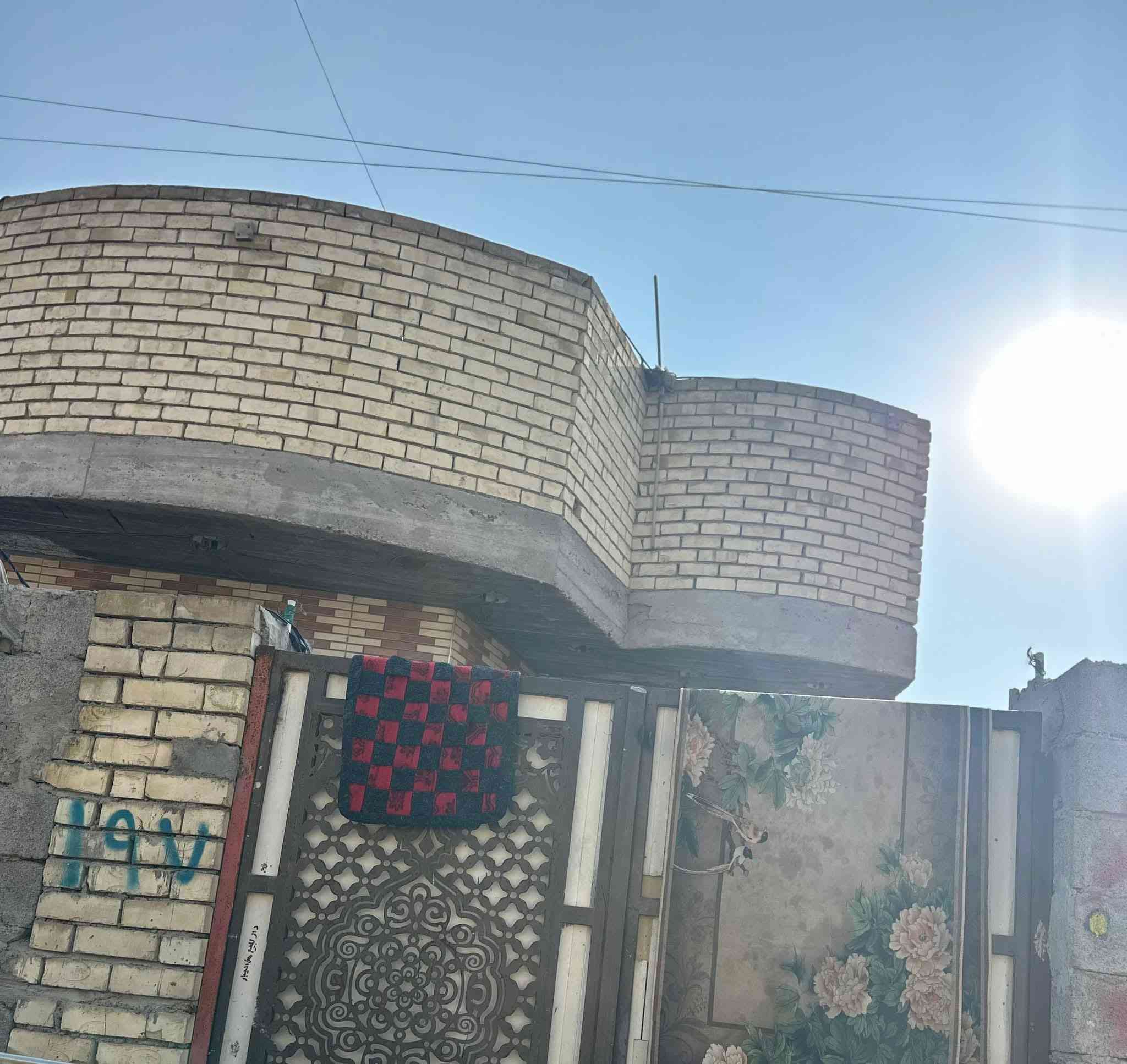 يالله 🙏
دار للبيع مساحة البيت تقرينا ١٢٥ متر في منطقة 
العماري قطاع ٥ شارع سيد حسن 
الدار متكون من 
غرفتين نوم 
صالة 
مطبخ 
استقبال 
منور عدد ٢ 
البيت كاشي 
كافة الخدمات ماء +كهرباء +تبيلط 
للاستفسار الاتصال على الرقم ( ***********)
