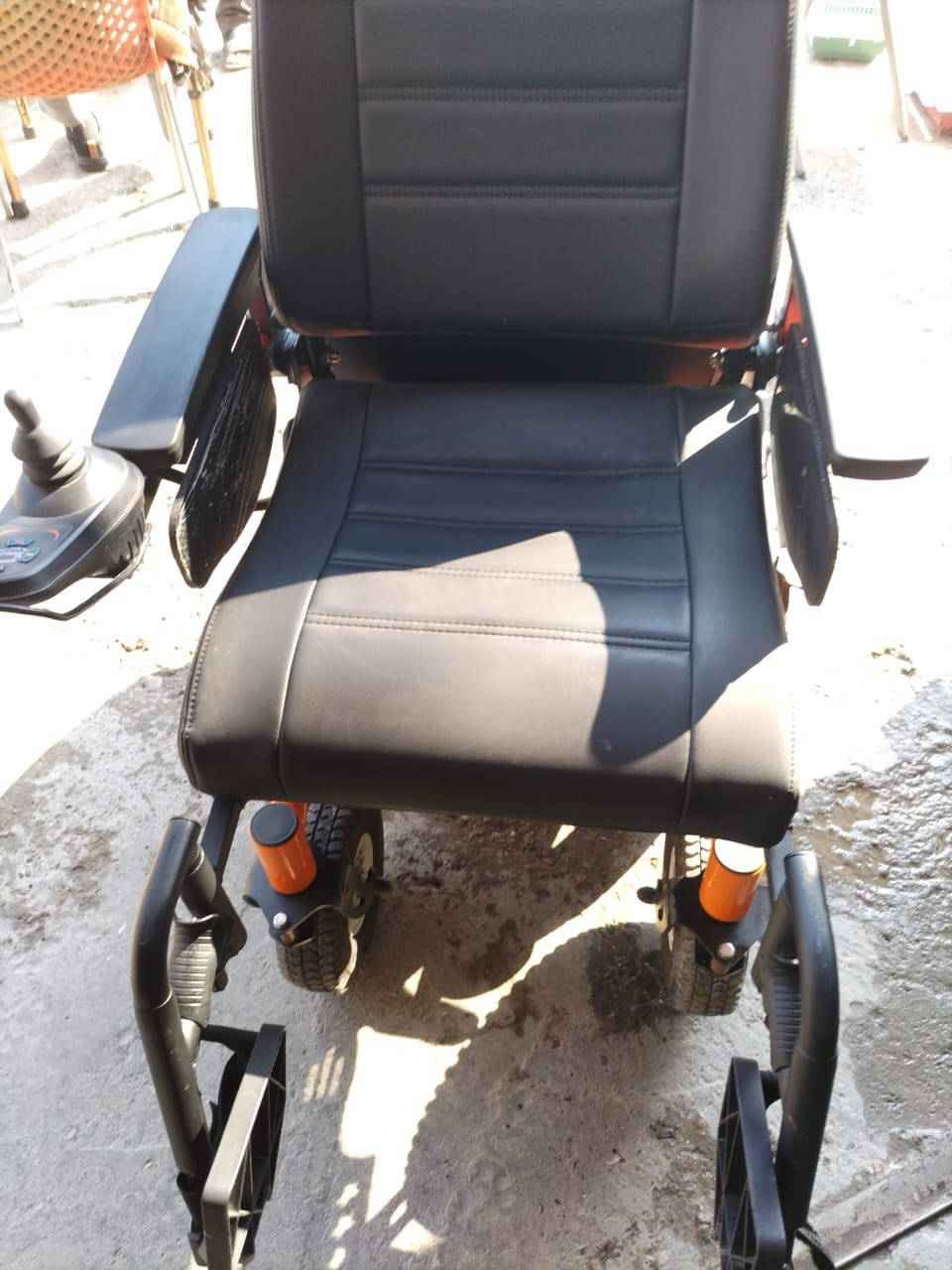 عربه كهرباء للمعاقين
استخدام اقل شهر 
دبلات 
احزام امان
السعر 800
بياع شرطه رائعه
رقم ‏0790 134 5020‏
