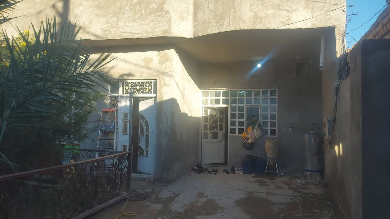 دار للبيع المساحه  ٢١٠ صب اساس وسقف غرف عدد٢ وصاله واستقبال وتخاريج داخلياً وخارجيات مع حديقه وساحة  عالي عن الشارع ***********
