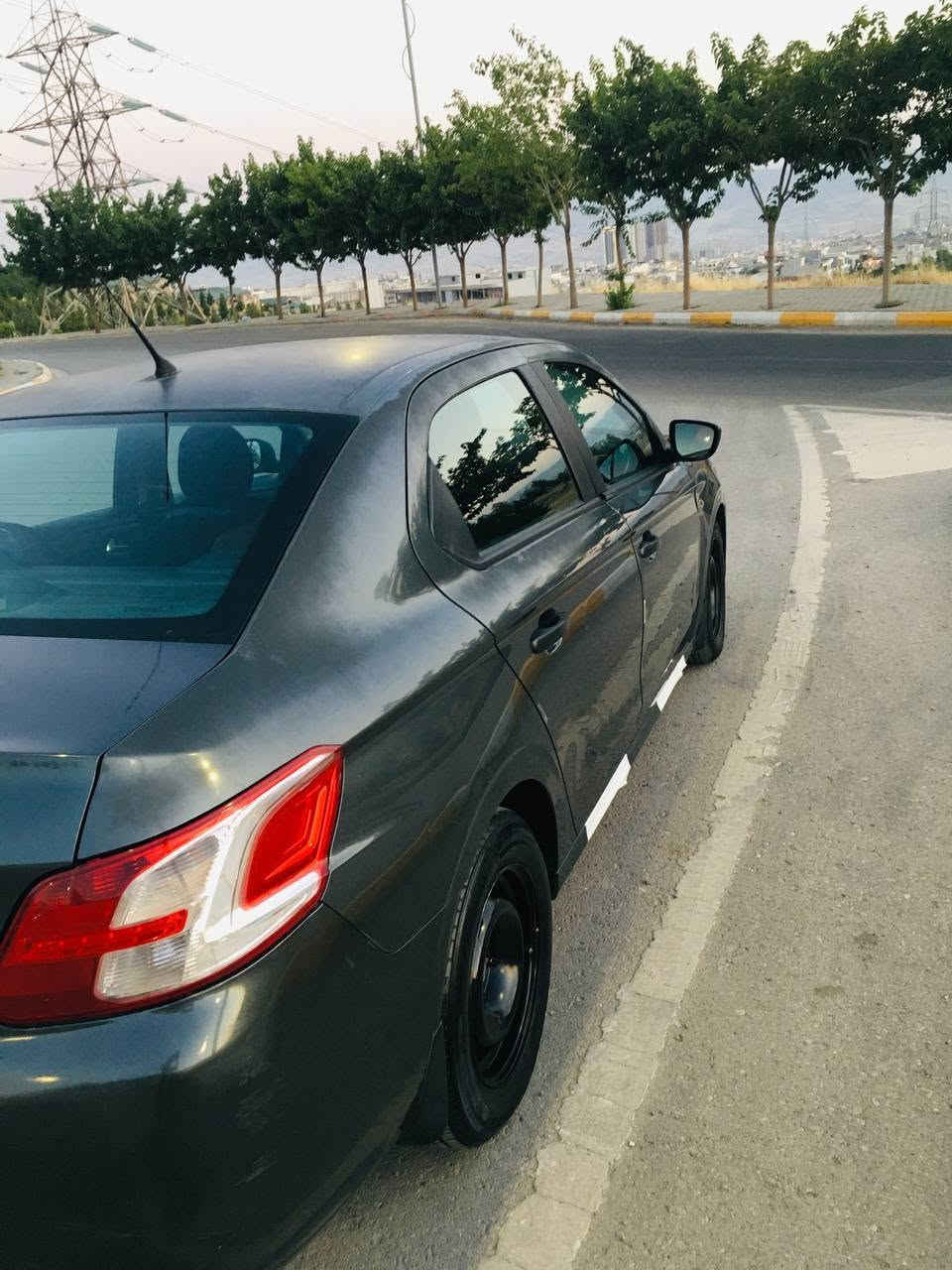 بیجۆی 301 فەڕەنسی مۆدیلی 2015 یە 3پارچەی پێوەیە هەموو گیانی بە شەرت زۆر جوان زۆر تونگوتۆڵە ماءشاللە بانزین زۆر کەم ئەخوات ماڵی فەقیرە گێر و مەکینەی بەشەرت چوار جام کارەبیە تۆزێ کاڵ بونەوەی هەیە  نرخی 62گەڵاو مەجال. ژم.*********** السليمانية, العراق
