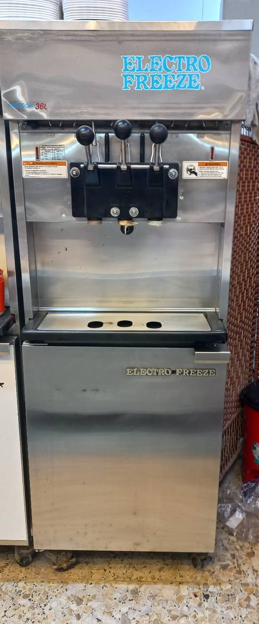 السلام عليكم
للبيع  .. للبيع
مكينة سوفت الكتروفريز أمريكية نظيفة تبريد ماء 
بغداد / ***********
