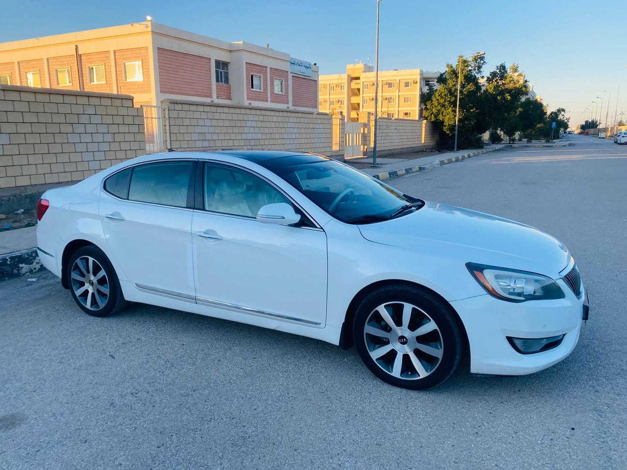 سلام عليكم للبيع كيا كادنزه موديل ٢٠١٢ خليجي فول مواصفات رقم بابل مميز سيارة جاهزه من كلشي بيها صبغ بنيد فقط ودور الجاملخ الخلفي السعر ١١٥ وبيها مجال قليل اتصال ***********
