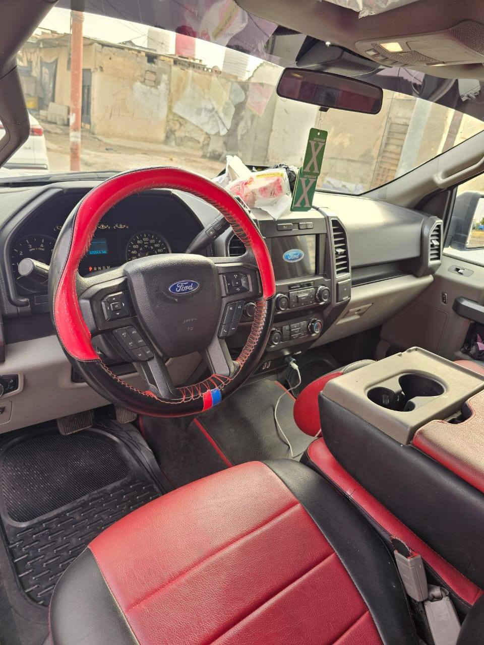 (ملاحظه) شباب انه مكلف بنشر اي ستفسار رقم صاحب السياره ***********)
 بنش فورد للبيع كلين تايتل وارد كندي
المواصفات:
كامرا 
شاشة كبيرة
تحكمات ستيرن 
كير تعليك
فور ويل
محرك 5000
8 سلندر
كرسي السائق كهرباء
ويل وتايرات جديدات
رقم بصرة مدفوع ضريبة لل 25
محرك السيارة يعمل ويسير بدون مشاكل بي صوت خفيف ابيعهة بدون كفالة محرك . السعر 210 وبيها مجال. البصرة, العراق
