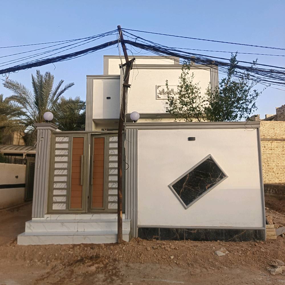 البيت بحي الإمامين عل شارع العام مساحته البيت 95متر طابق طابقين غرفتي نوم وصاله ومطبخ وحمام خارجية ودخلي والاستقبال وساحة صغيره سعره  البيت محد جديد محد سكن بيه انته اول واحد تسكن بيه الشري استفسار واتساب وتدلل120