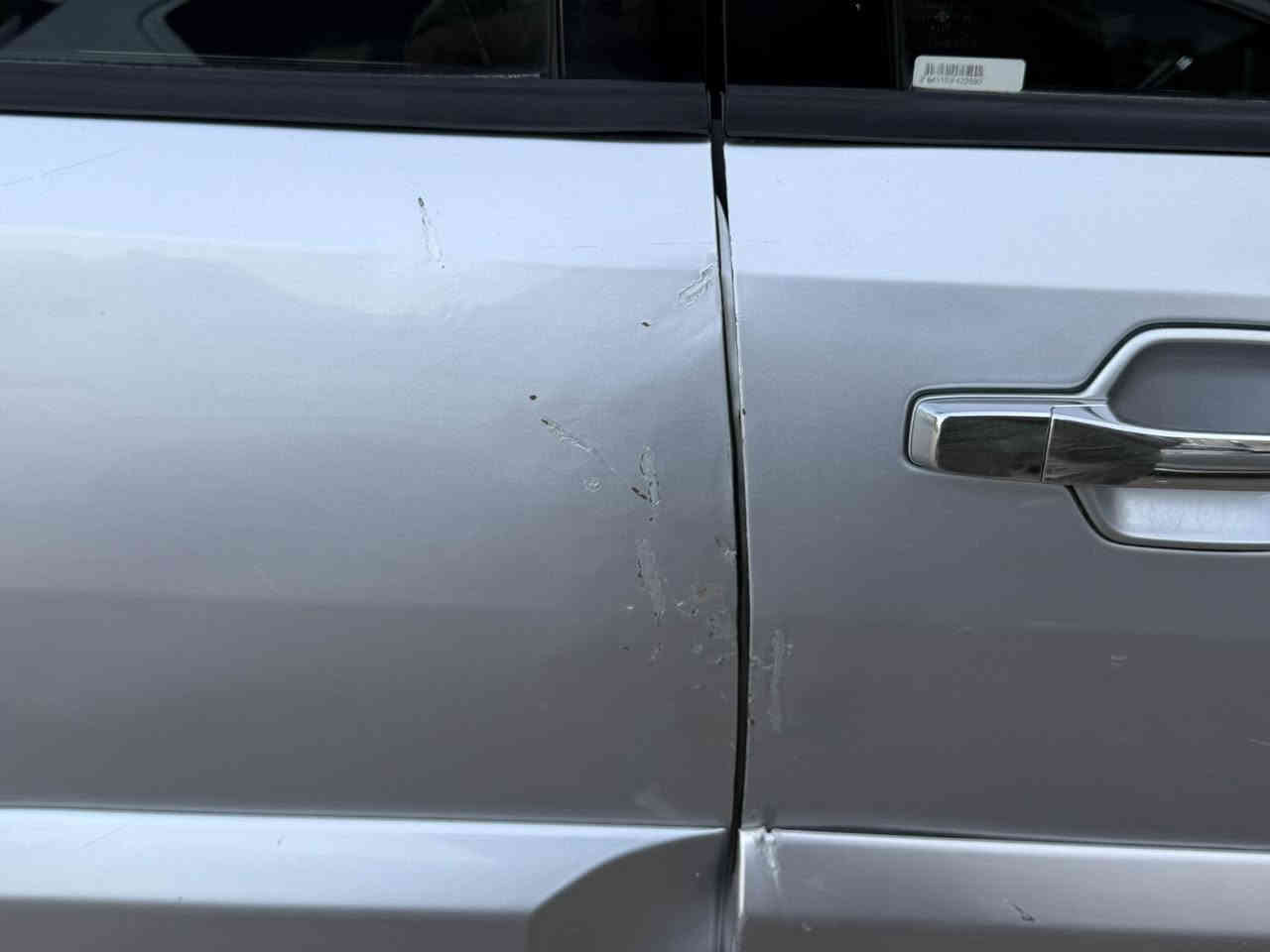 السلام عليكم باجيرو 2008 فول بدون دمام مكفوله من صبغ والضربةب اسمي تحويل ثاني يوم 125 بيها شويه ملاحضات مبين بل صور  بسيطه كير مكينه تبريد مكفول  ***********
