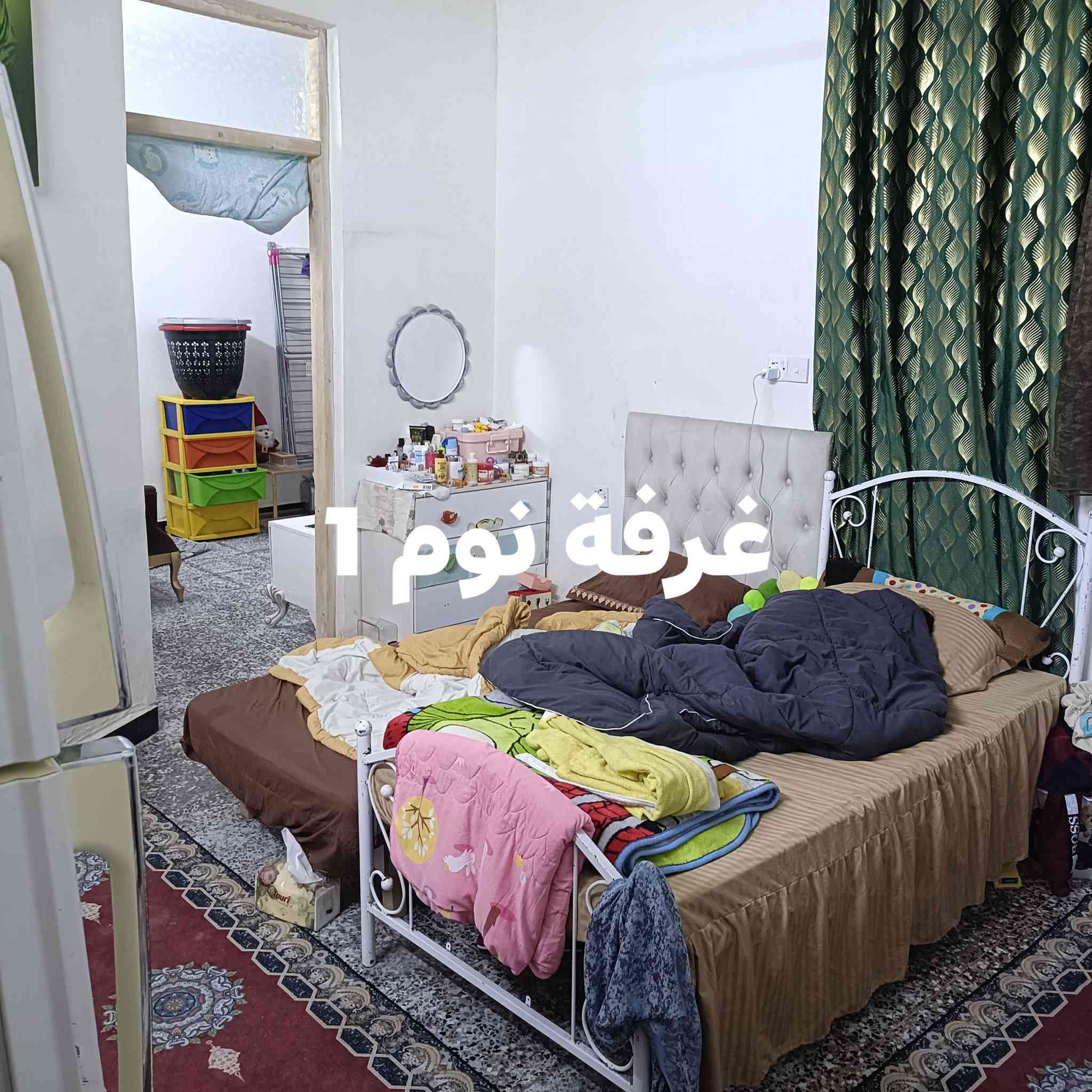 السلام عليكم ورحمة الله وبركاته بيت للبيع الحبيبية مقابل مستشفى الولادة المساحة 65  متر استقبال ومطبخ خدمات وغرفتيت نوم ترك خلفي طرمه السعر 40 وبيه مجال للطيبين ***********
