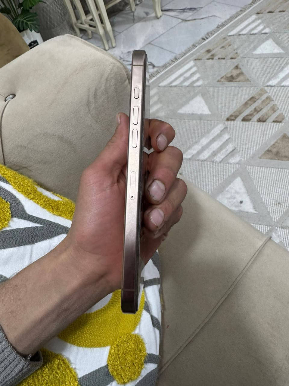 سلام عليكم ايفون 16 برو ماكس
ذاكره 256 بطاريه 100 نموذج M شرق أوسط 
جهاز نظيف للبيع 
عنوان بغداد رقم ***********
