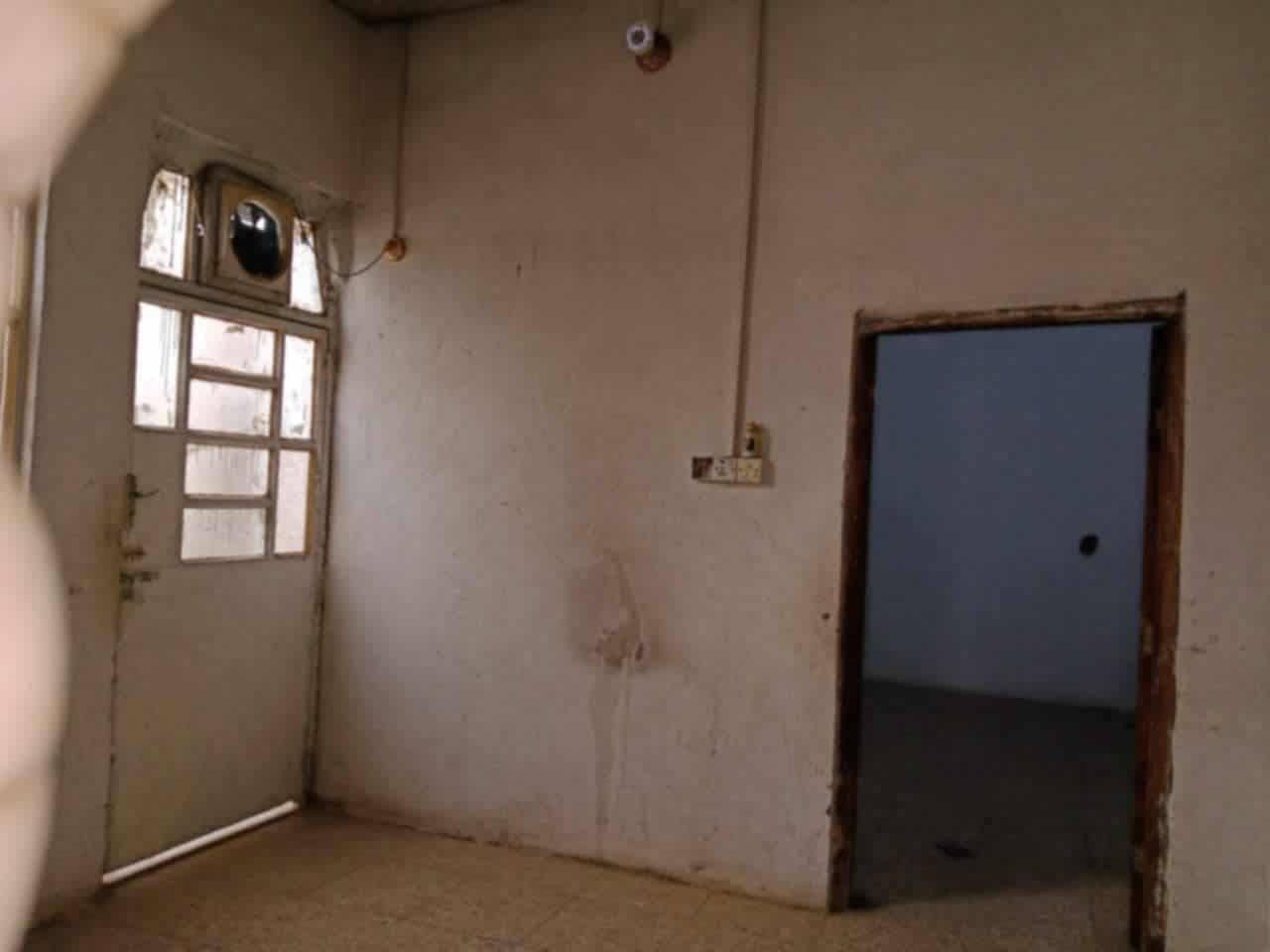 بيت ١٠٠ متر
سعر البيع 15قفل 
زراعي سند ٢٥ عنوانه طريق نجف كربلاء قريب على البوابه النجف الجديده يمها على طريق ياحسين عمود 270 يبعد عن الشارع ١٠٠ متر يتكون من غرفه وصاله ومطبخ وتخاريج ومنور مسويه الاستقبال محل جاهز ونظيف سقوف ثانويه كاشي كله كامل مي وكهرباء بي سبالت عدد٢ مراوح تانكيات عدد٢ بنائه بلوك وسندويج مضبوط مايخر ابد
*********** 
***********
