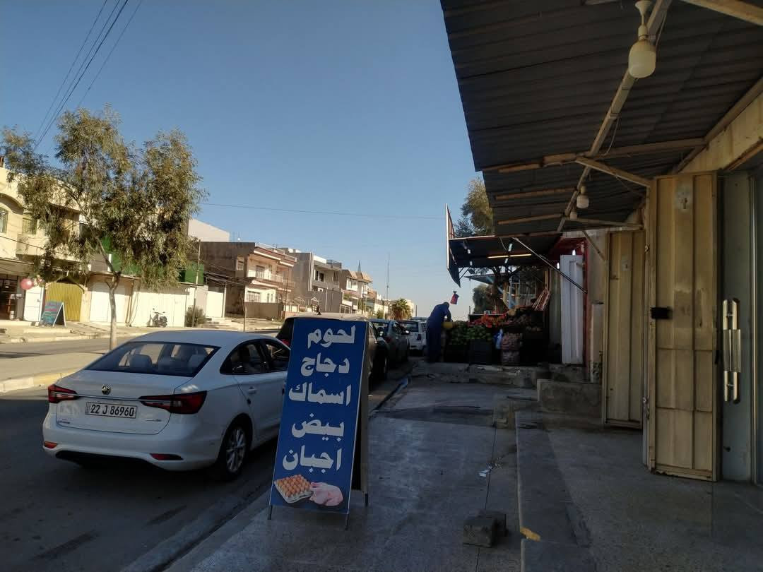 دار للبيع تجاري في حي الحدباء مقابل جامع الغفران  سايدين المركز
- مساحة 240م ركن واجه 12

العمق 22

طابق الاول 

- 2 غرفه نوم + هول  + مطبخ + صحيات + كراج كبير

-طابق الثاني (معزول عن الاول) درج خارجي و باب معزول

2غرف نوم +مطبخ+صالة معيشة صحيات وصطح ناصي 

- يحتوى الدار على 5 محلات أربعة منها مؤجرة 

- يمكن بناء شقة فوق المحلات و الكراج و الصطح مساحة 75 متر و باب معزول وذالك يصبح محل اخر هو الكراج

- سند العقار جديد طابو الزهور ملك صرف

- سند العقار جديد طابو الزهور ملك صرف بسم شخص واحد 

للستفسار الاتصال على الرقم

***********

***********
