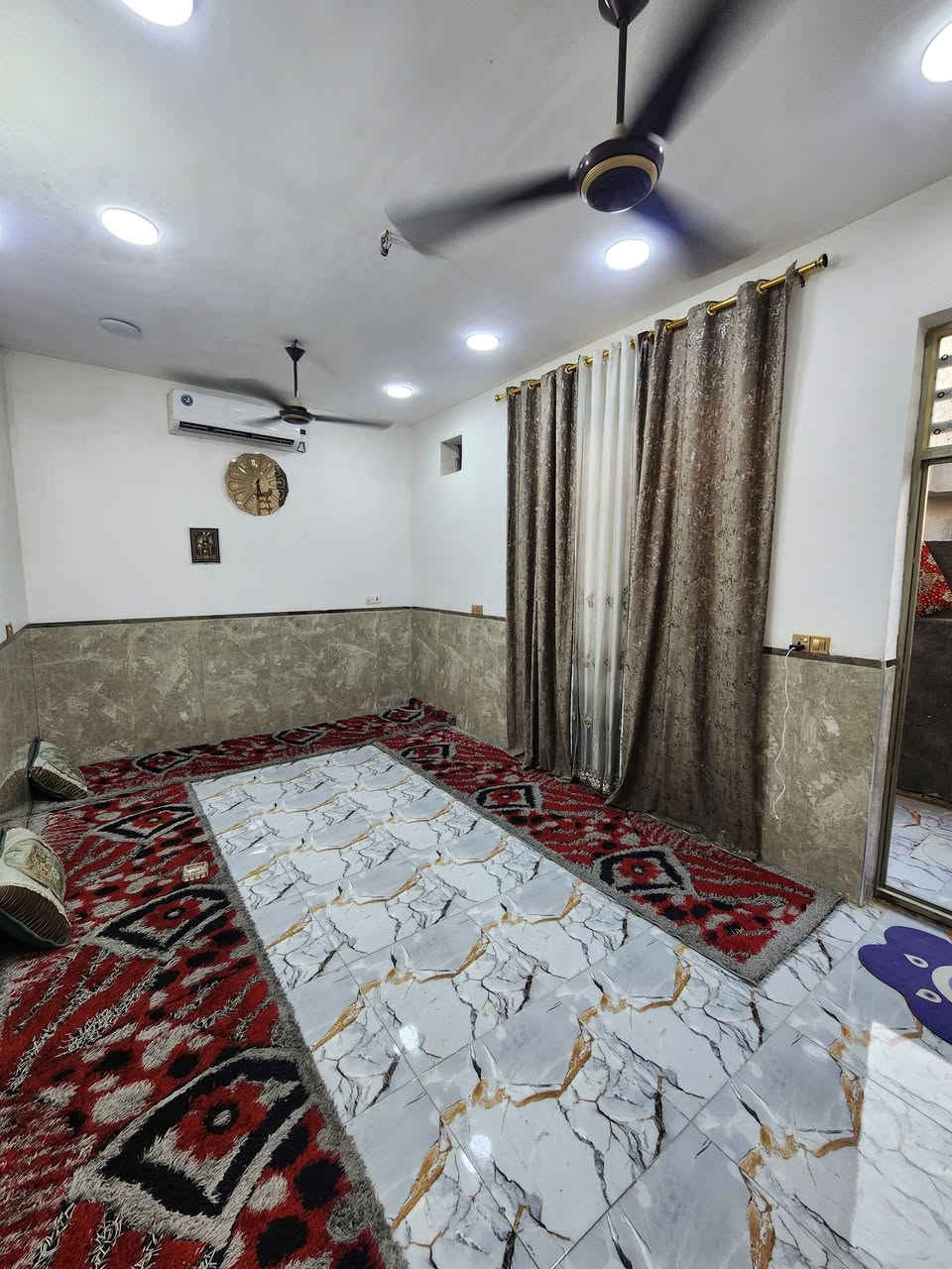 سلام عليكم مساحه 110متر للبيع طابق ونص زراعي شاكر العاني الحريه قرب شارع 15 كافه الخدمات والاستفسار التواصل على الرقم ***********
