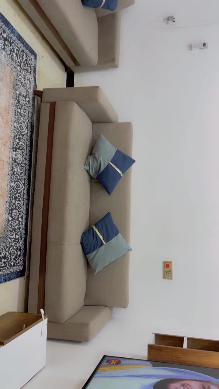 السلام عليكم عندي تخم تركي مستعمل سنه واحده فقط و بيه كسر بالخشبه الجوه يتصلح شي بسيط قنفاته الكبار ينفتحن منام ويطبكن الي ياخذه فقط يسوي الخشبه الجوه بالمخزن و غسل و وياه المخاد و البردات الجوزيه نفس لونه رايدينه ب ٤٠٠ وبيه مجال


**إذا كنت صاحب هذا الإعلان وتريد حذفه لأي سبب، رجاءا أرسل رسالة إلى الدعم الفني**