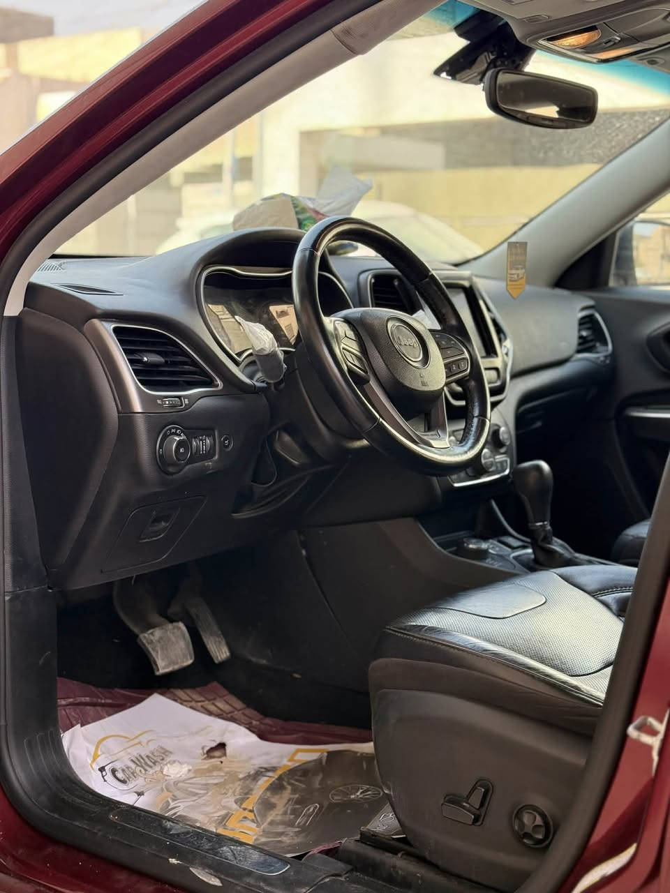 السلام عليكم جيب شيروكي موديل 2021بيه صبغ جاملغ وبنيد بدون دواخل رقم اربيل باسمي 
فول مواصفات 
لايت زنون Led
رادار امامي 
ويل كب 
اشاره بالمري 
كشن كهربائي 
كشن جلد 
تحكمات ستيرن 
شاشه كامره خلفيه 
محرك 6سلندر 
ماشي 17الف
***********
السعر 140$وبيه مجال
