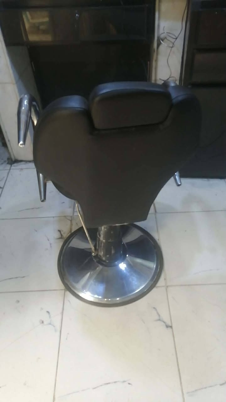 كرسي حلاقه للبيع سعر الكرسي 80الف المكان بابل القاسم ***********
