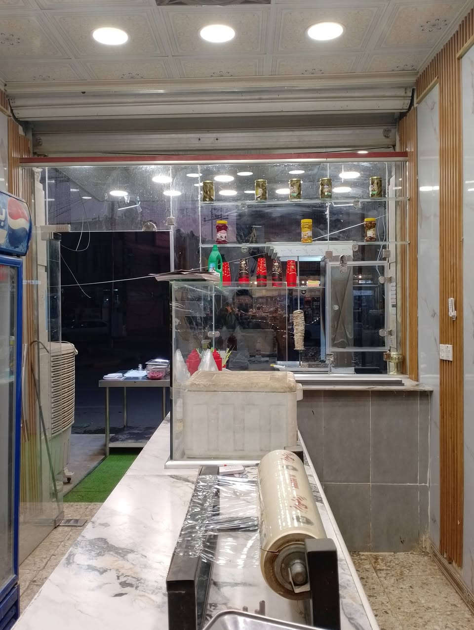 السلام عليكم
ديكور مطعم كامل من حياطين من سقف ثانوي وبنكات وكلوبات وجامخانه والاسم مال مطعم شلع 350 قفل 
للعلم ديكور قبل شهرين دكيته  مليون و 600 الف وتيجي وتشوفه بعينك 
للتواصل ***********
